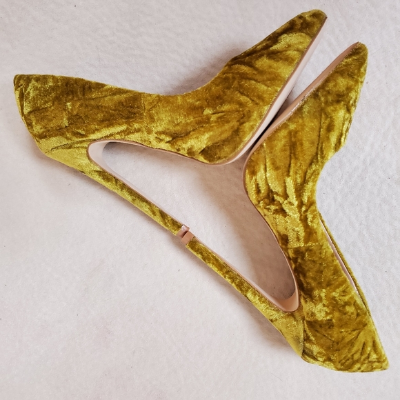 Gold crushed velvet heels - Picture 6 of 8